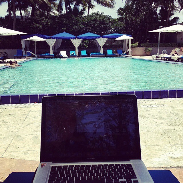 En mode préparation pour ma conférence, au bord de la piscine du Ritz Carlton Coconut Grove