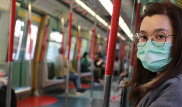 Femme portant un masque dans le métro