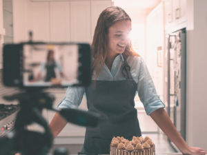 Une influenceuse en action dans une cuisine, un cellulaire sur un trépier